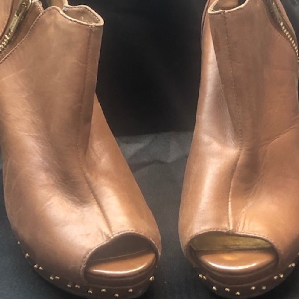 Tan ankle boot, size 6.